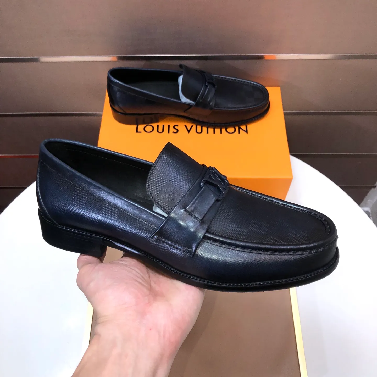 Men's men's shoes💰540💰[LV] (original single cowhide lining)🍀LV's latest genuine leather business suit shoes are available on the official website at the same time. The first-layer cowhide imported from Italy is made of heavy gold, and the official website has a 1:1 rubber outsole. Versatile to wear, high-end without losing class, and the color combination is extraordinary. This four-season style is alluring when worn on your feet, showing off your big-name flair. Standard code 38-45 (45 customized)